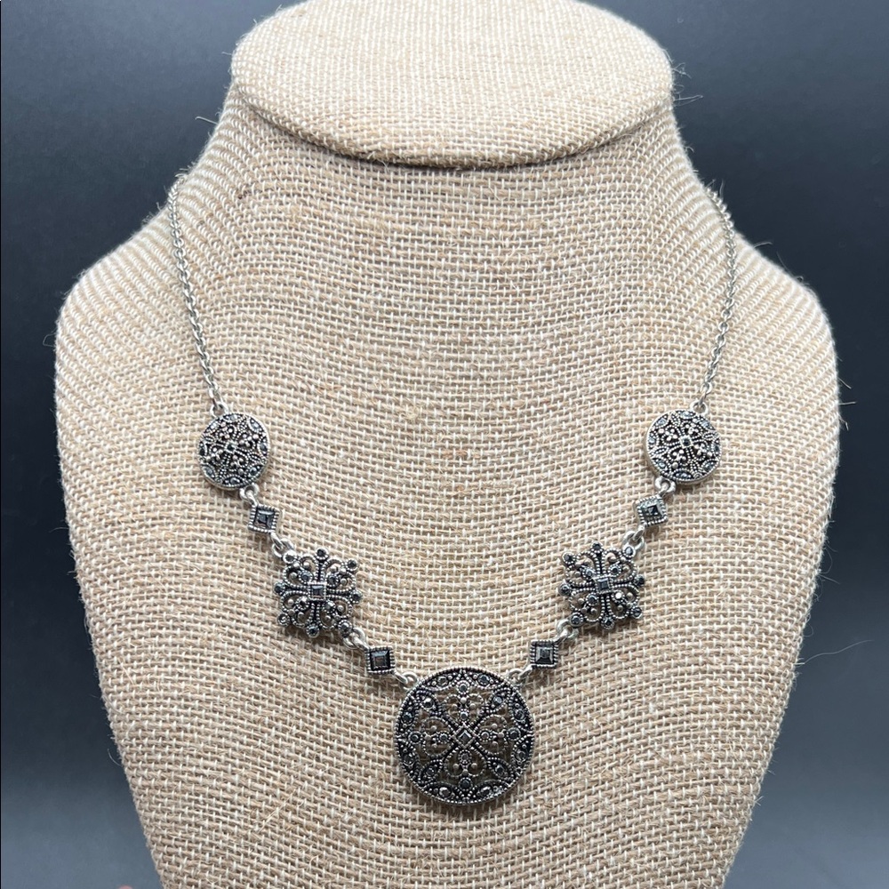 Vintage Trifari Silver Tone Marcasite Style Necklace Floral Medallion 16.5–18.5”